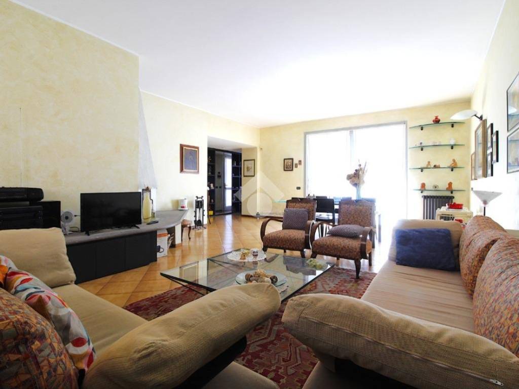 casa indipendente in vendita ad Agrate Brianza in zona Omate