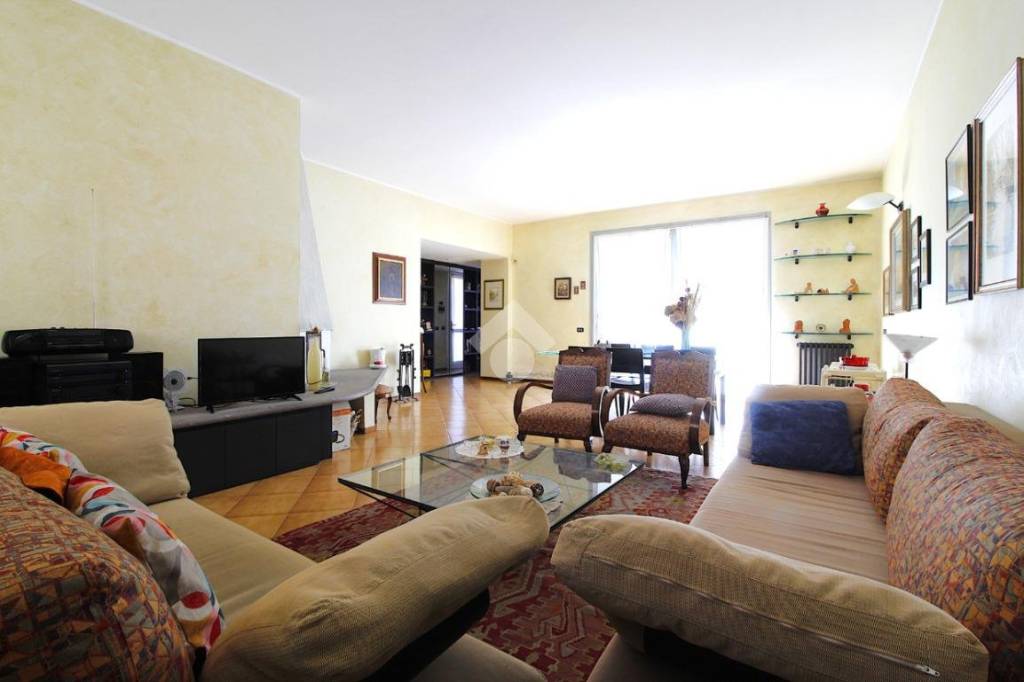 casa indipendente in vendita ad Agrate Brianza in zona Omate