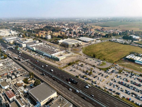 locale commerciale in vendita ad Agrate Brianza