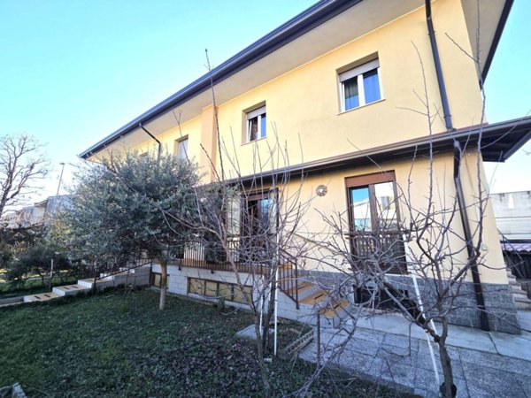 casa indipendente in vendita ad Agrate Brianza in zona Omate