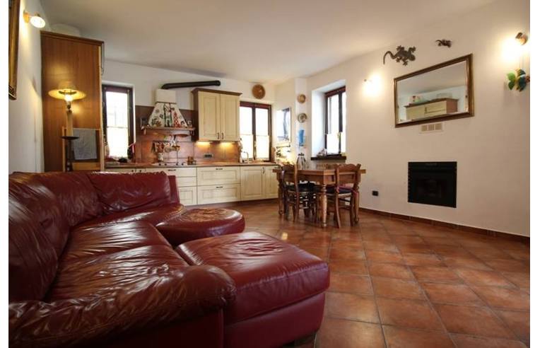 casa indipendente in vendita ad Agrate Brianza in zona Omate