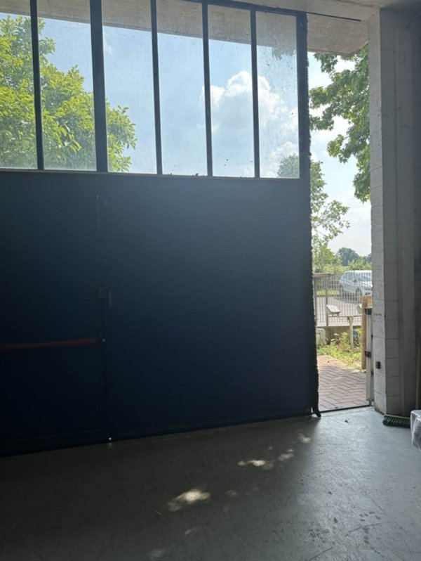 locale commerciale in vendita ad Agrate Brianza