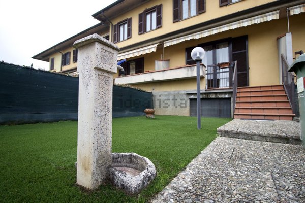 casa indipendente in vendita ad Agrate Brianza in zona Omate