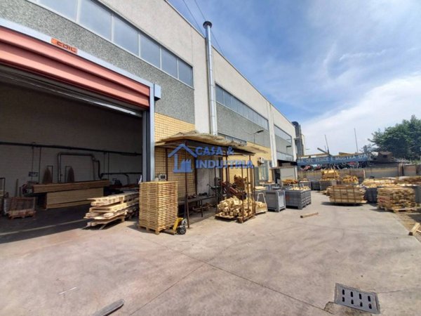 locale commerciale in vendita ad Agrate Brianza