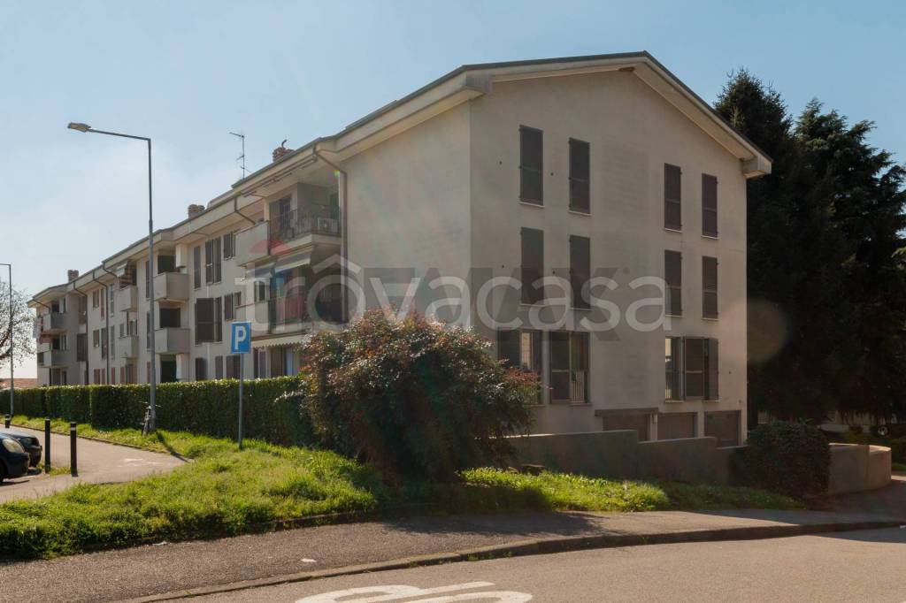 appartamento in vendita ad Agrate Brianza in zona Omate