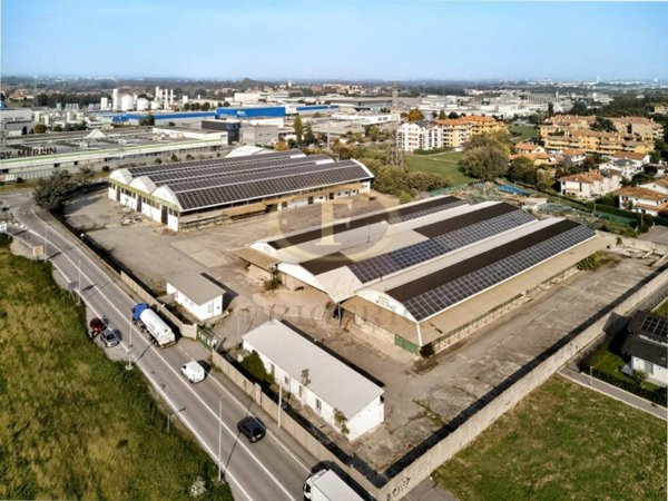 locale commerciale in vendita ad Agrate Brianza