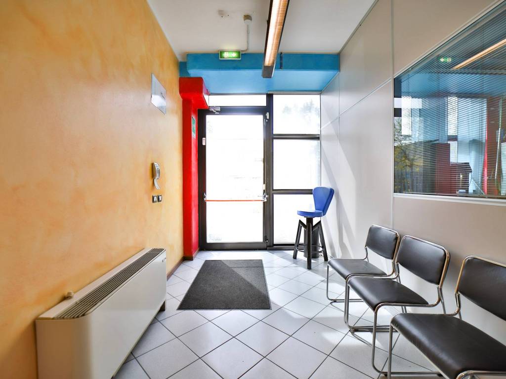 locale commerciale in vendita ad Agrate Brianza