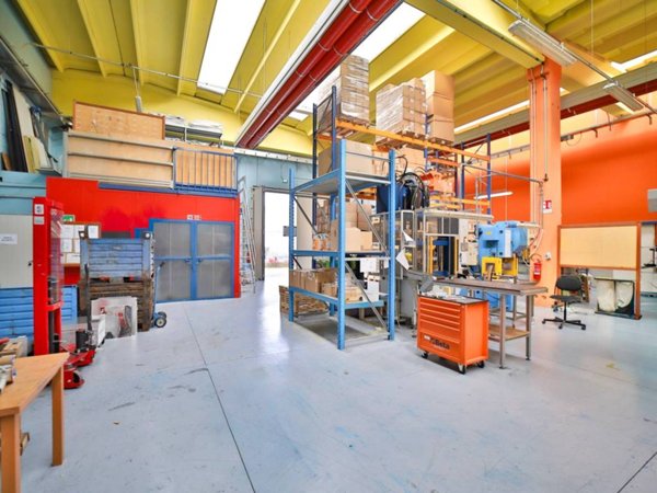 locale commerciale in vendita ad Agrate Brianza in zona Omate