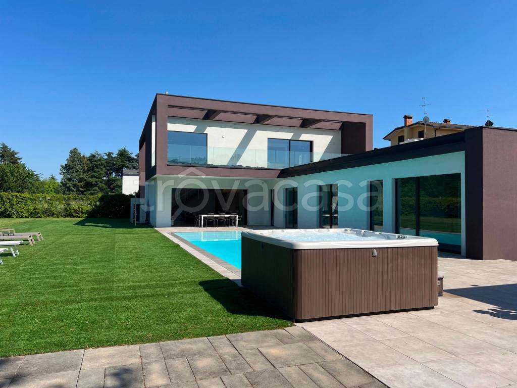 casa indipendente in vendita ad Agrate Brianza