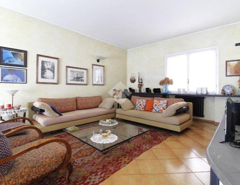 casa indipendente in vendita ad Agrate Brianza in zona Omate
