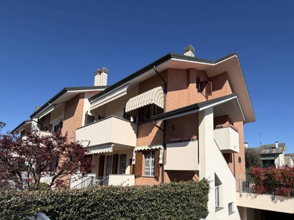 casa indipendente in vendita ad Agrate Brianza in zona Omate