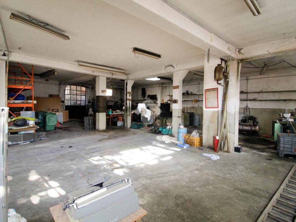 locale commerciale in vendita ad Agrate Brianza in zona Omate