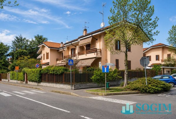 casa indipendente in vendita ad Agrate Brianza in zona Omate
