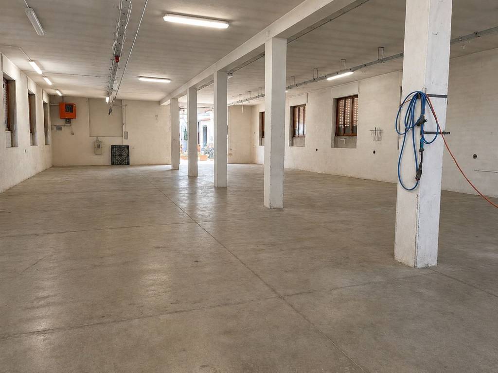 locale commerciale in vendita ad Agrate Brianza