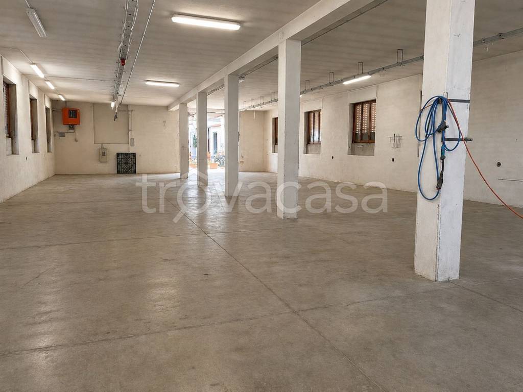 locale commerciale in vendita ad Agrate Brianza