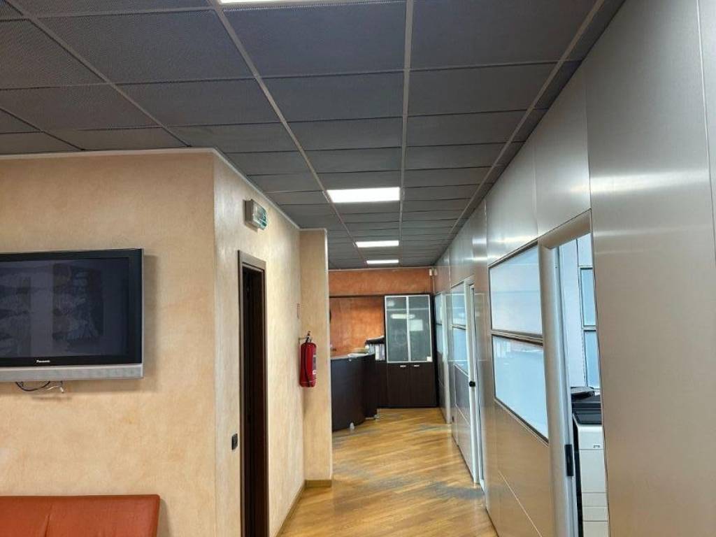 locale commerciale in vendita ad Agrate Brianza in zona Omate