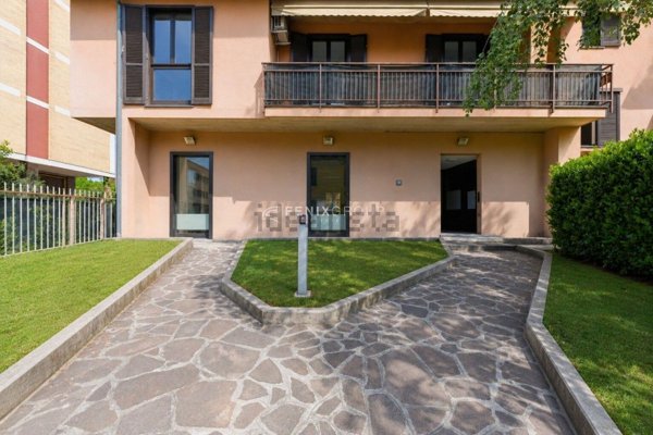 locale commerciale in vendita ad Agrate Brianza