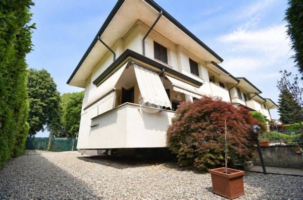 casa indipendente in vendita ad Agrate Brianza in zona Omate