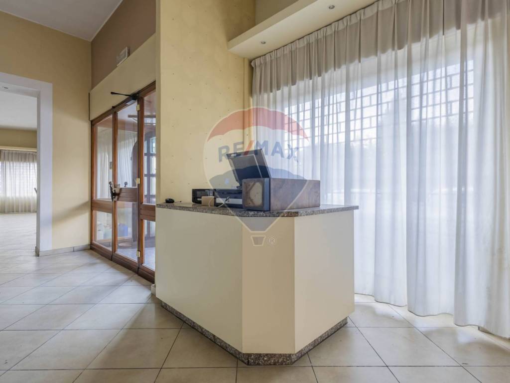 negozio in vendita ad Agrate Brianza in zona Omate