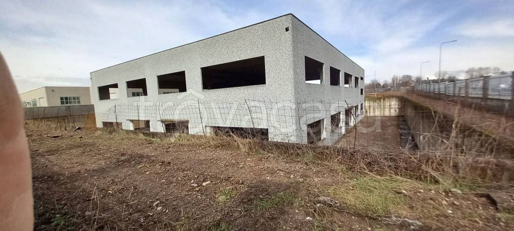 capannone in vendita ad Agrate Brianza in zona Omate