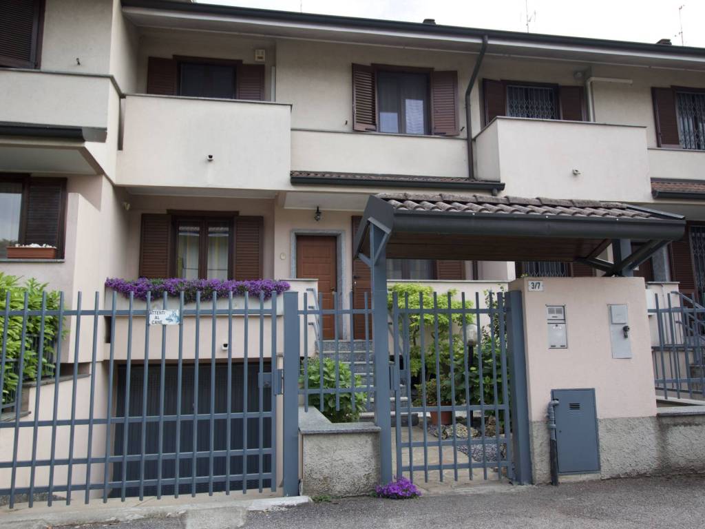casa indipendente in vendita ad Agrate Brianza in zona Omate