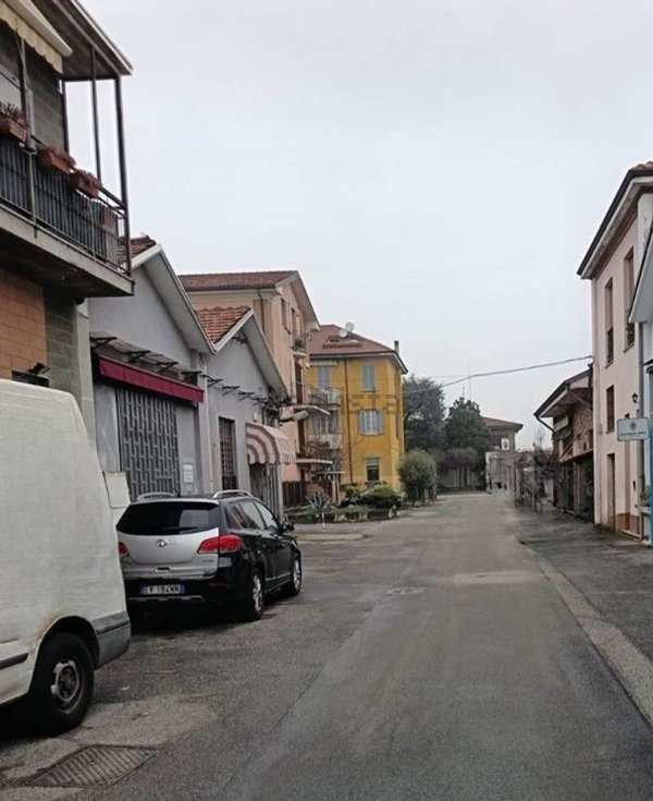 capannone in vendita ad Agrate Brianza in zona Omate