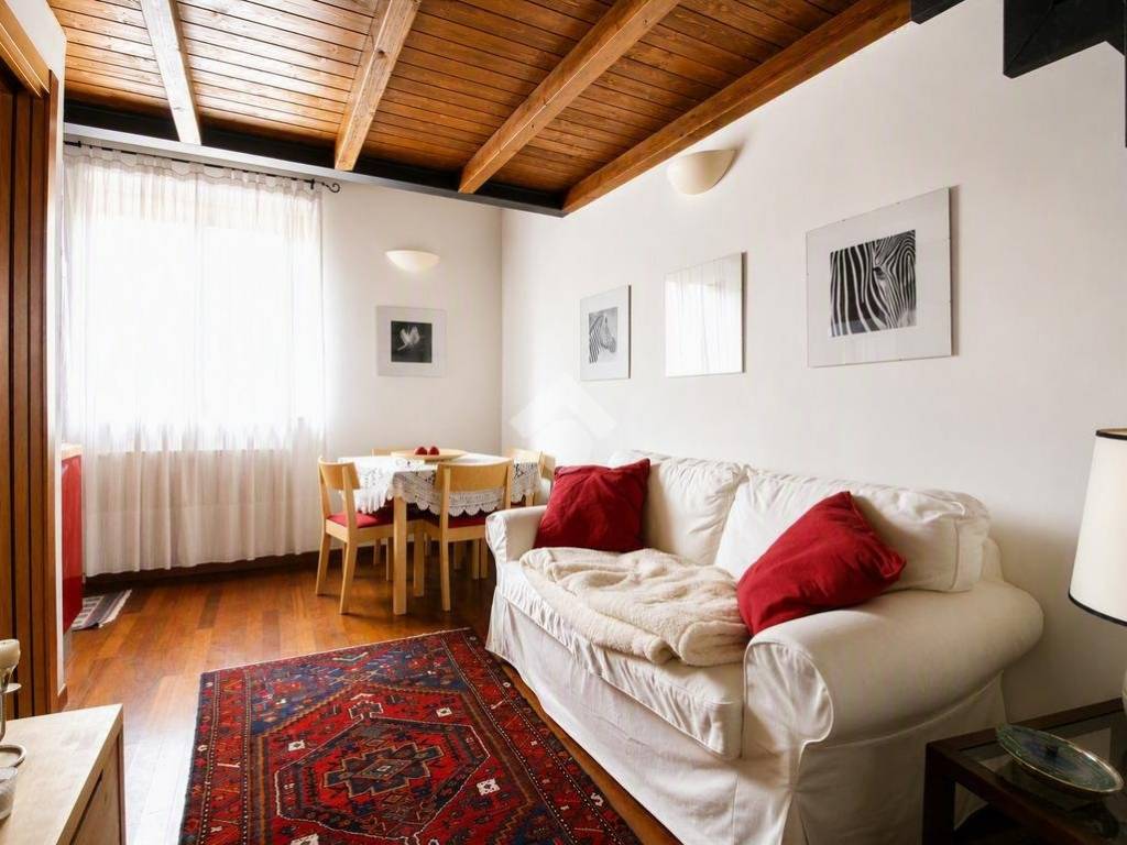 casa indipendente in vendita ad Agrate Brianza in zona Omate