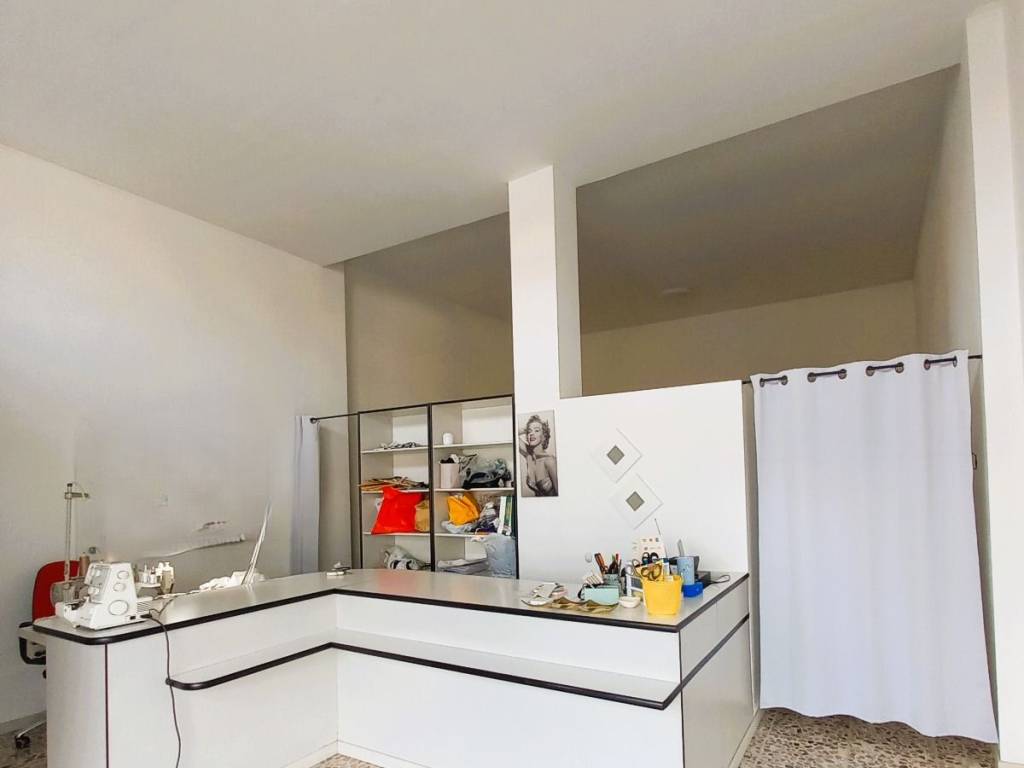 locale commerciale in vendita ad Agrate Brianza in zona Omate