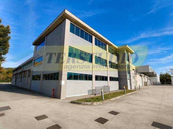 locale commerciale in vendita ad Agrate Brianza in zona Omate