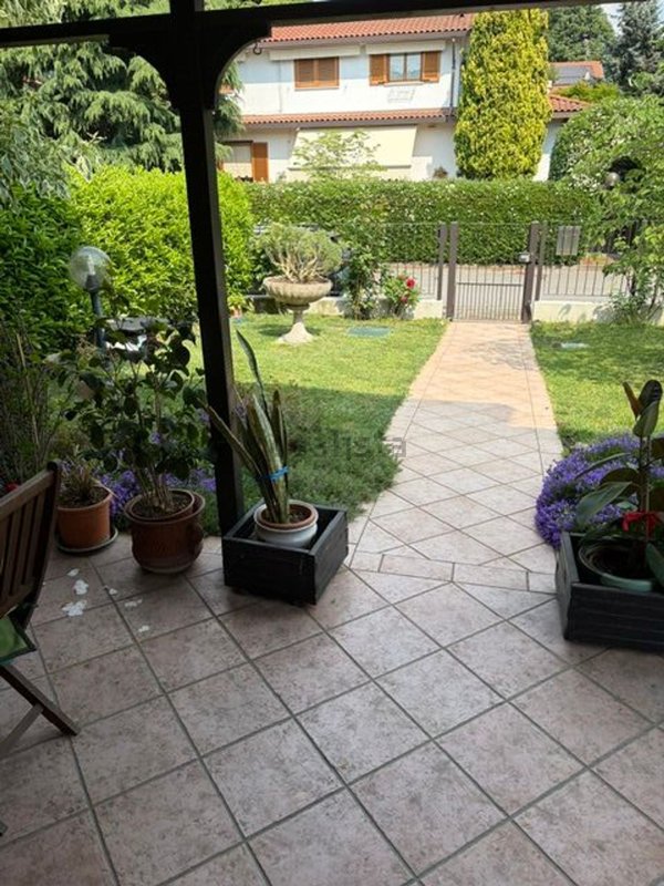 casa indipendente in vendita ad Agrate Brianza in zona Omate