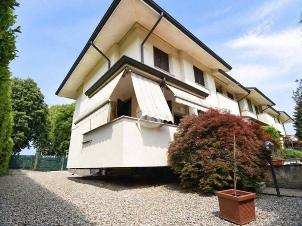 casa indipendente in vendita ad Agrate Brianza in zona Omate