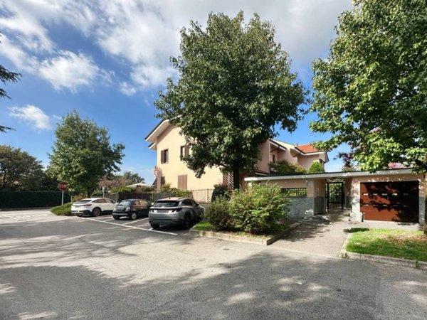 casa indipendente in vendita ad Agrate Brianza in zona Omate