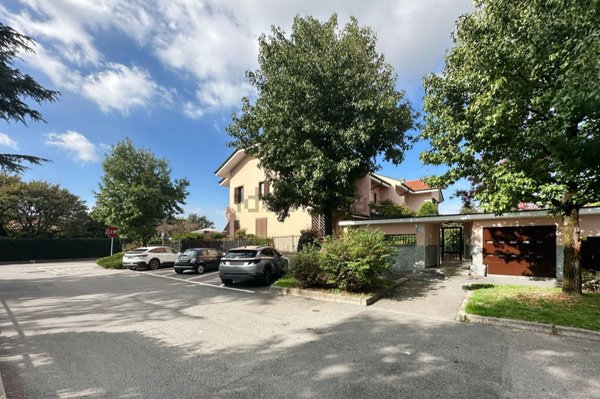 casa indipendente in vendita ad Agrate Brianza in zona Omate