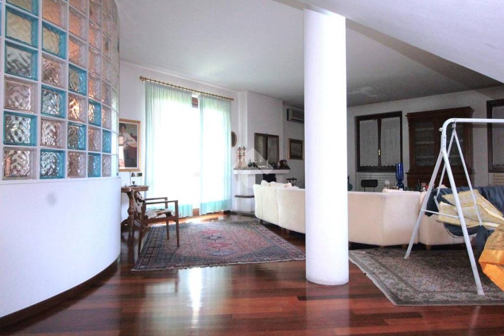 casa indipendente in vendita ad Aicurzio
