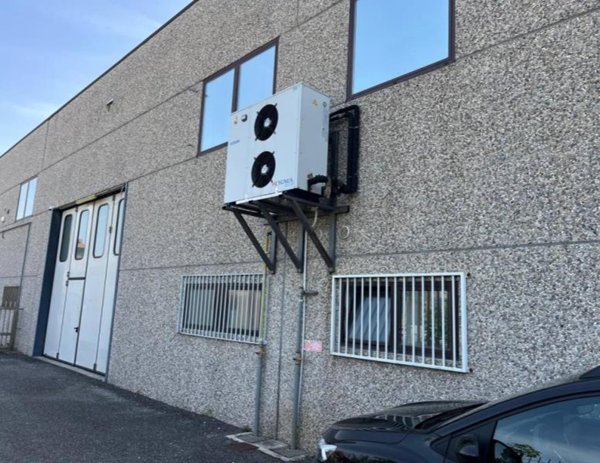 locale commerciale in vendita ad Aicurzio