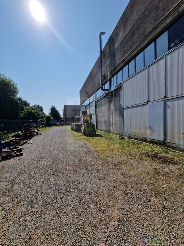 capannone in vendita ad Aicurzio