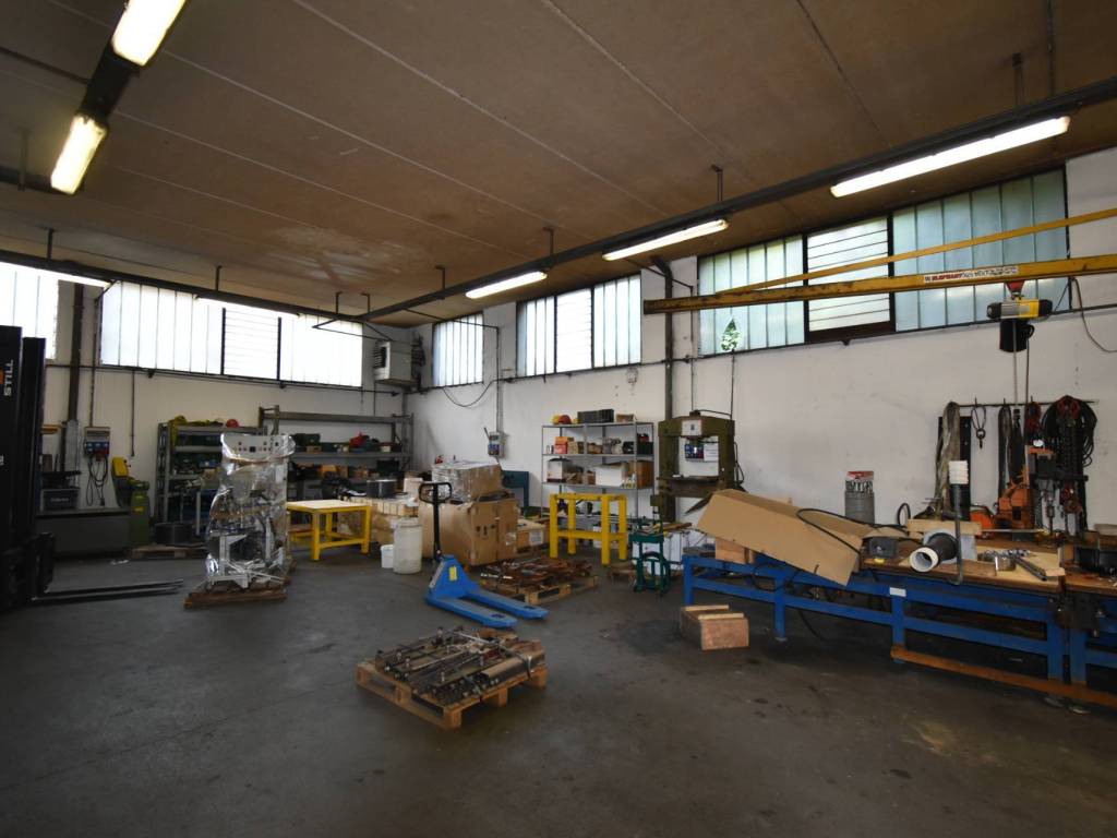 locale commerciale in vendita ad Aicurzio