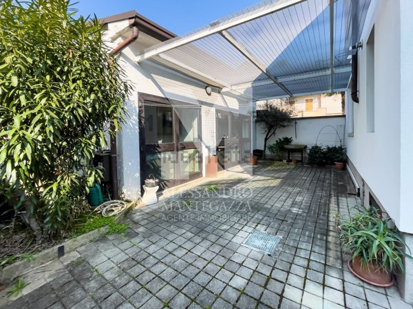 casa indipendente in vendita ad Albiate