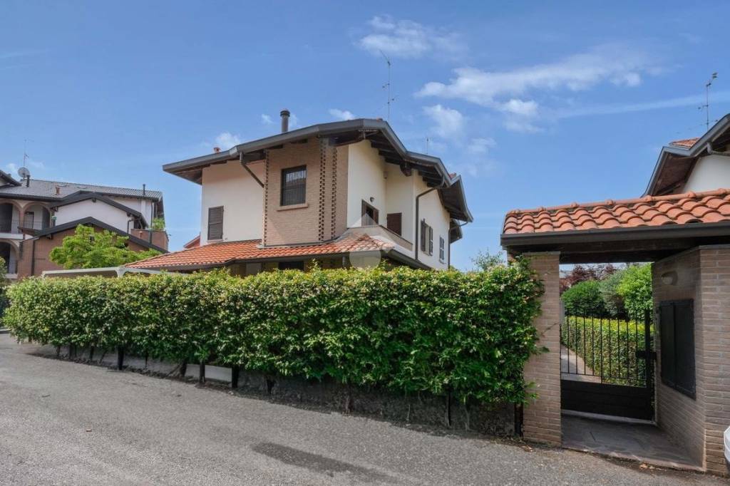 casa indipendente in vendita ad Albiate