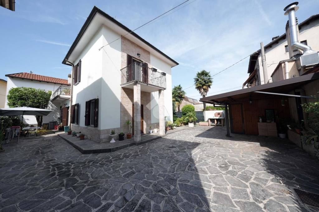 casa indipendente in vendita ad Albiate