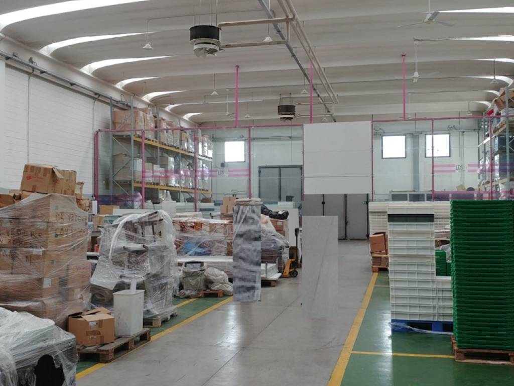 locale commerciale in vendita ad Arcore