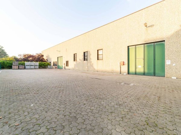 locale commerciale in vendita ad Arcore