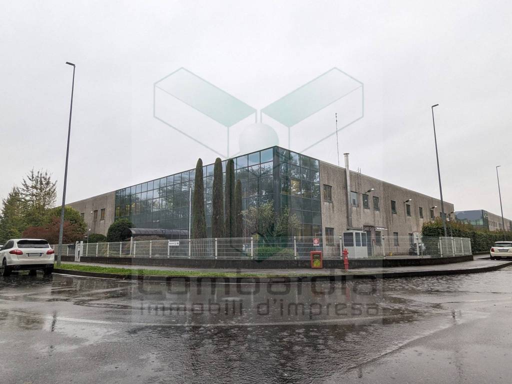 locale commerciale in vendita ad Arcore