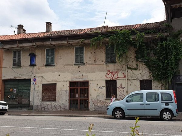 negozio in vendita ad Arcore