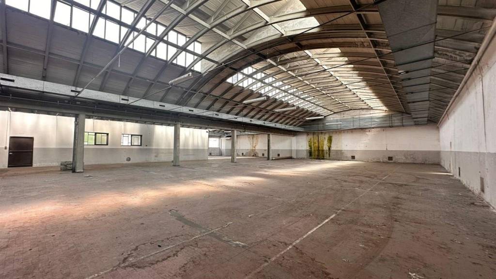 locale commerciale in vendita ad Arcore