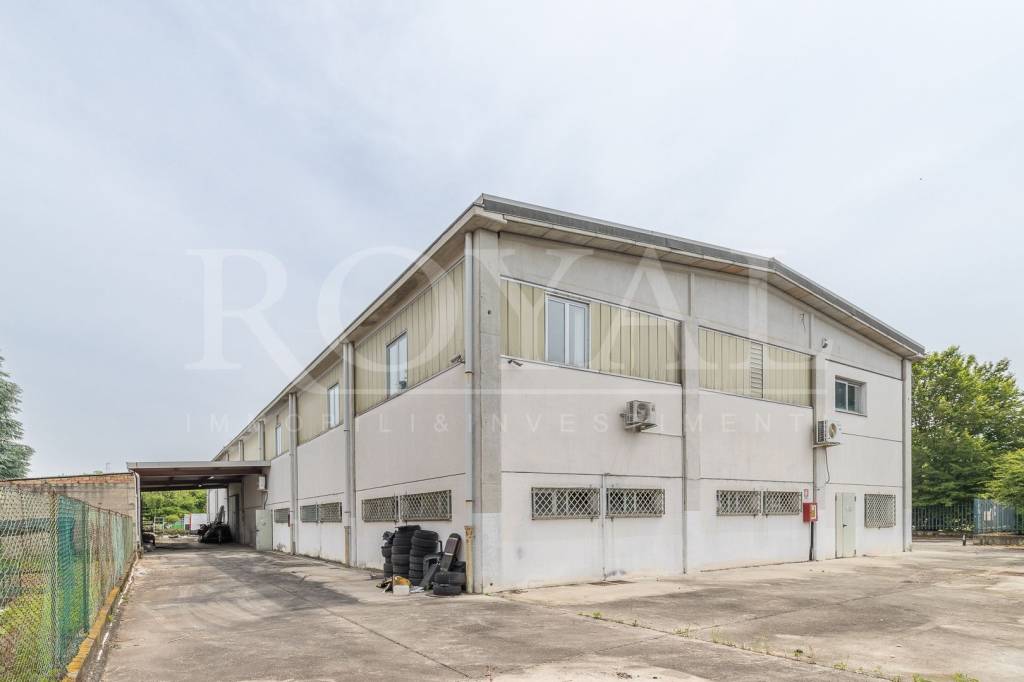 locale commerciale in vendita ad Arcore