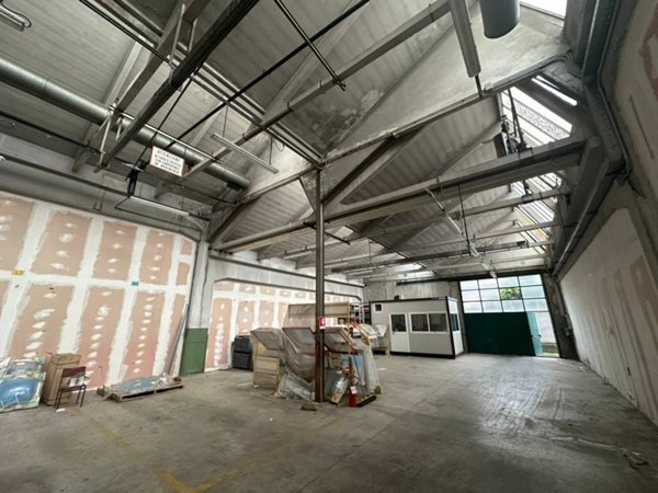 locale commerciale in vendita ad Arcore