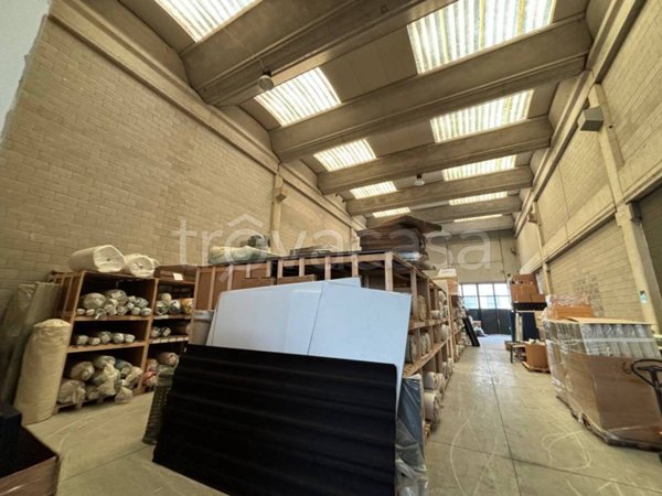 locale commerciale in vendita ad Arcore
