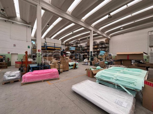 locale commerciale in vendita ad Arcore