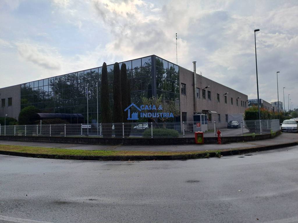 capannone in vendita ad Arcore
